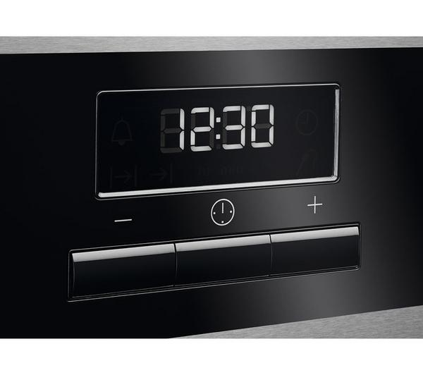 AEG 6000 SteamBake CIB6743ACM cooker with a sleek black induction hob